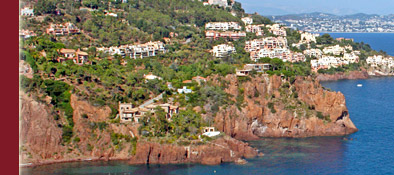 Die Cote d' Azur in Südfrankreich, Blick auf felsige Küste der Cote d' Azur, Bild 3 von 6