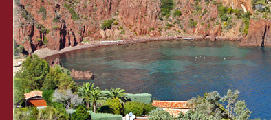 Cote d' Azur, Buchten in roten Felsen an der Cote d' Azur in Südfrankreich, Bild 3 von 6