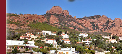 Cote d' Azur in Südfrankreich, zu sehen das rote Esterel Gebirge der Cote d' Azur, Bild 3 von 6