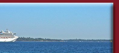 Die Cote d' Azur, im Hintergrund eine der vielen Inseln vor der Cote d' Azur, Bild 2 von 6