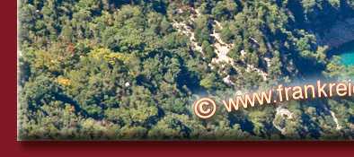 Blick in die Tiefe des Gorge du Verdon auf den Fluss Verdon mit türkisfarbenem Wasser, Provence, Bild 5 von 6