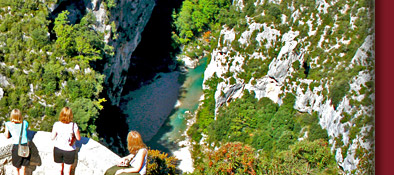 Blick in die Tiefe der Schluchten, Gorge du Verdon, auf den Fluss Verdon in Südfrankreich, Bild 4 von 6