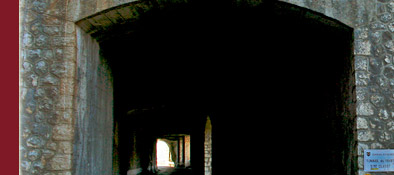 Gorge du Verdon, enger Tunnel durchquert das Felsmassiv, Provence - Alpes-de-Haute, Bild 3 von 6