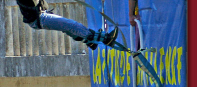 bei Bungee Jumpern im Gorge du Verdon sehr beliebt ist der Absprung von der Brücke Pont sur Artuby, Bild 4 von 6