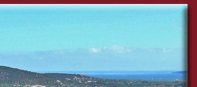 Grimaud, Burgruine in Grimaud mit dem Golfe de Saint-Tropez im Hintergrund, Bild 2 von 6