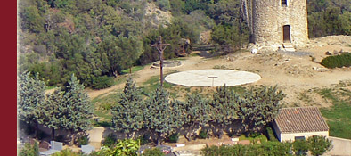Alte Mühle und der Friedhof von Grimaud, idyllisch gelegen am Golfe de Saint-Tropez, Bild 3 von 6
