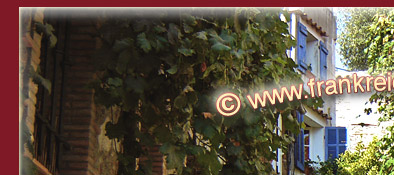 Grimaud, alt gepflasterte Treppe mit hübsch gesäumten Häusern im Licht der Sonne, Bild 1 von 6