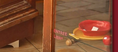 gemütlicher Souvenirshop im Zentrum von Grimaud mit einer sich wohlfühlenden Katze, Bild 4 von 6