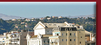Strandleben in Nizza an der Cote d' Azur, im Hintergrund die Altstadt von Nizza, Bild 2 von 6