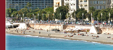Strandleben in Nizza an der Cote d' Azur, im Hintergrund die Altstadt von Nizza, Bild 3 von 6