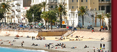 Strandleben in Nizza an der Cote d' Azur, im Hintergrund die Altstadt von Nizza, Bild 4 von 6