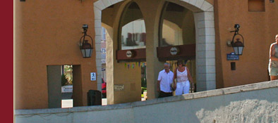 Port Gimaud, Haupteingang nach Port Grimaud dem Lagunenort an der Cote d' Azur, Bild 1 von 6