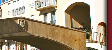 Port Grimaud, ges&auml;umt von kleinen Gassen und Br&uuml;cken ist Port Grimaud, Bild 4 von 6