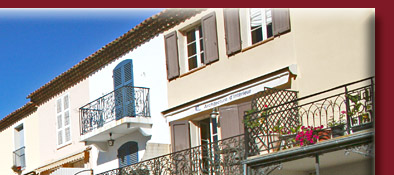 Wasserstrassen durchziehen Port Grimaud dem klein Venedig an der Cote d' Azur, Bild 2 von 6