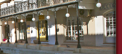 Wasserstrassen durchziehen Port Grimaud dem klein Venedig an der Cote d' Azur, Bild 4 von 6