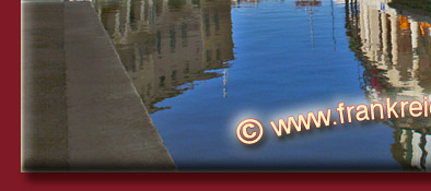 Wasserstrassen durchziehen Port Grimaud dem klein Venedig an der Cote d' Azur, Bild 5 von 6