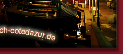 Port Grimaud am Abend, die Kirche von Port Grimaud und der Dorfplatz, Bild 6 von 6