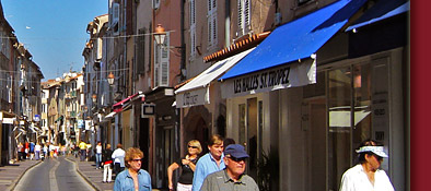 Saint-Tropez im Zentrum, mit schmalen Strassen und engen Gassen, Bild 4 von 6