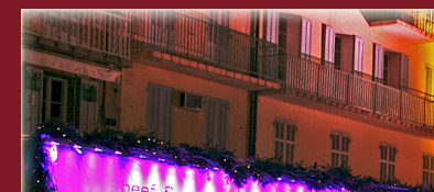 Saint-Tropez Hafen zur Weihnachtszeit, knallig bunte Weihnachten in Saint-Tropez, Bild 1 von 6