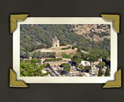 Alte Mühle und der Friedhof von Grimaud, idyllisch gelegen am Golfe de Saint-Tropez