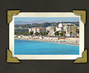 Strandleben in Nizza an der Cote d' Azur, im Hintergrund die Altstadt von Nizza