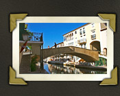 Port Grimaud, ges&auml;umt von kleinen Gassen und Br&uuml;cken ist Port Grimaud