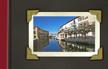 Wasserstrassen durchziehen Port Grimaud dem klein Venedig an der Cote d' Azur